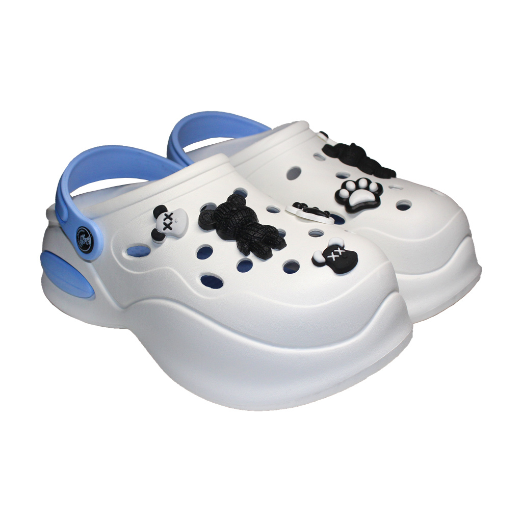 Damen Clogs aus EVA Weiß mit blauem Riemen & schwarz-weißen Jibbitz | Jose Amorales | Großhandel