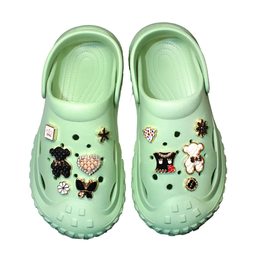Damen Clogs Olivgrün mit goldfarbenen Jibbitz-Charms | Jose Amorales | Großhandel