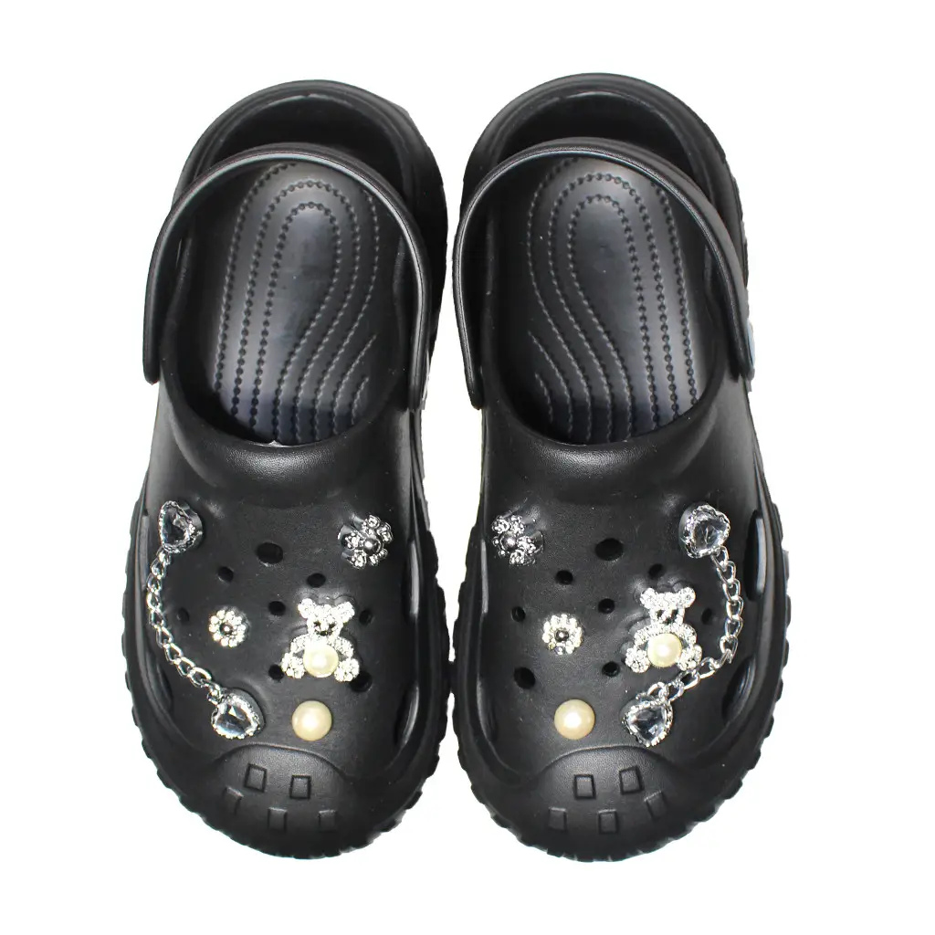 Damen Clogs Schwarz mit silberfarbenen Jibbitz-Charms und Kette | Jose Amorales | Großhandel