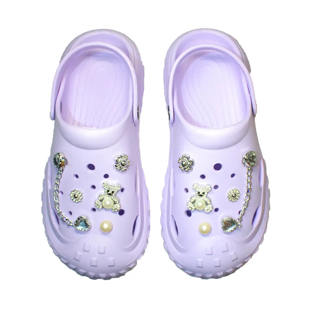 Damen Clogs Flieder mit silberfarbenen Jibbitz-Charms und Kette | Jose Amorales | Großhandel