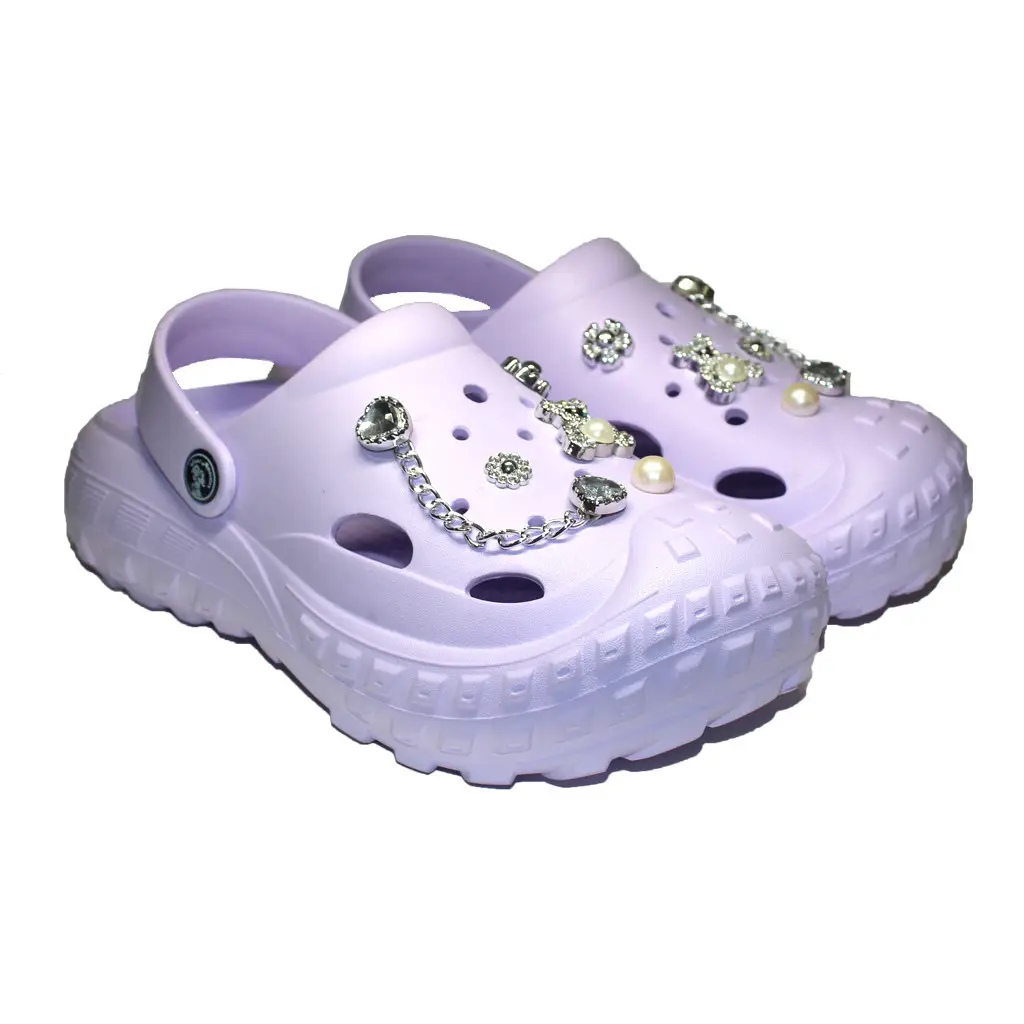 Damen Clogs Flieder mit silberfarbenen Jibbitz-Charms und Kette | Jose Amorales | Großhandel