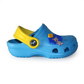 Kinder Clogs Hellblau mit gelbem Fersenriemen & Jibbitz „Regenbogen“ | Jose Amorales | Großhandel