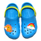 Kinder Clogs Hellblau mit gelbem Fersenriemen & Jibbitz „Regenbogen“ | Jose Amorales | Großhandel